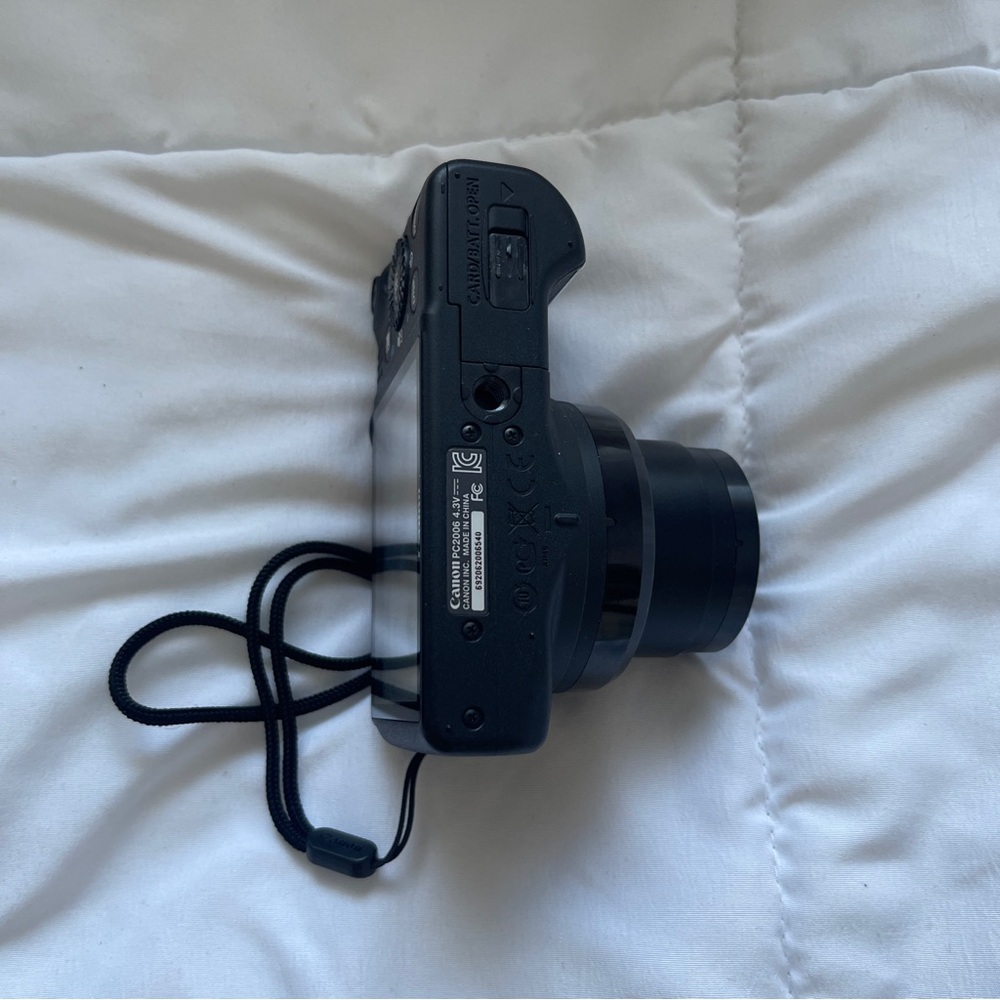 Canon Digital Camera - Picture 4 of 5